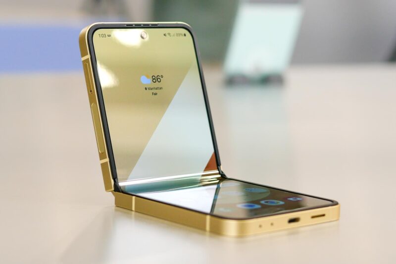 Samsung Galaxy Z Flip 6 – A Stylish Leap into the Future